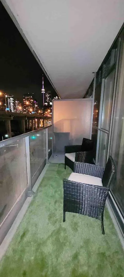 Apartment Luxury Downtown Condo With Cn Tower Views, Pool Access, Gym,Free Parking Upon Request At Booking, Accommodates 4 Toronto