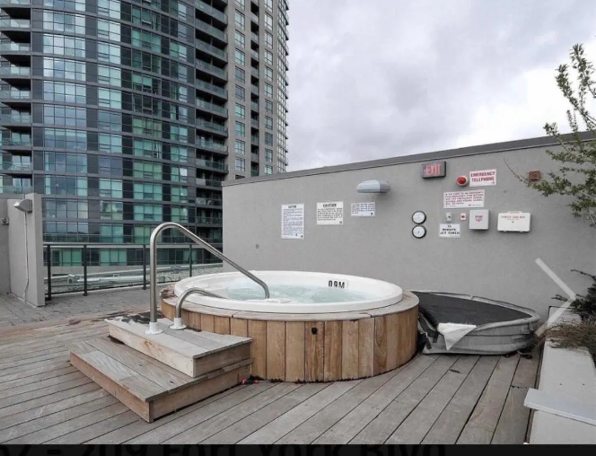 Luxury Downtown Condo With Cn Tower Views, Pool Access, Gym,Free Parking Upon Request At Booking, Accommodates 4 Toronto Apartment