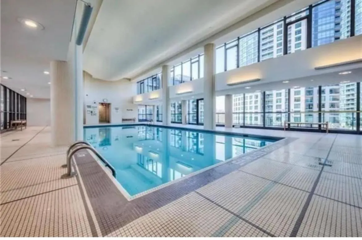 Luxury Downtown Condo With Cn Tower Views, Pool Access, Gym,Free Parking Upon Request At Booking, Accommodates 4 Toronto