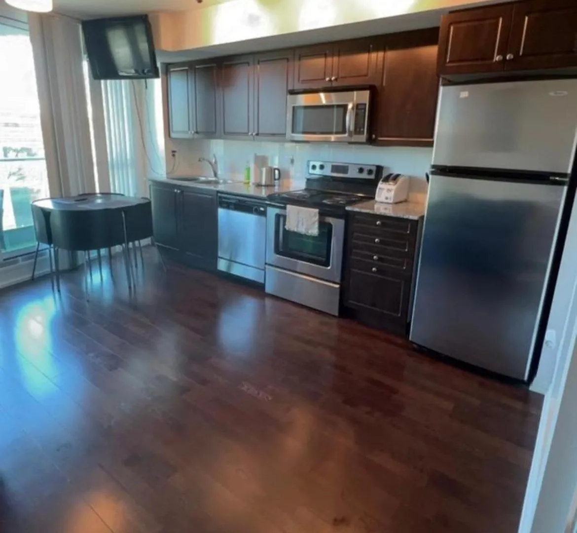 Luxury Downtown Condo With Cn Tower Views, Pool Access, Gym,Free Parking Upon Request At Booking, Accommodates 4 Toronto