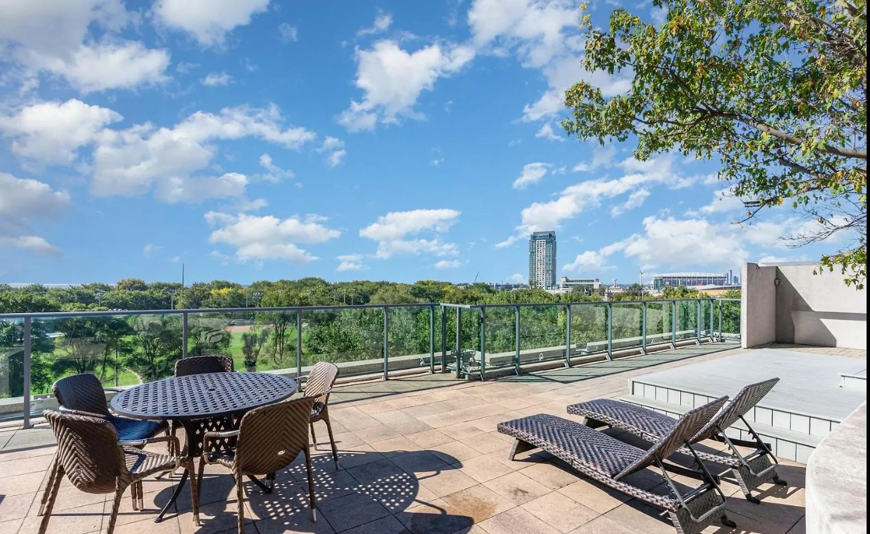 Luxury Downtown Condo With Cn Tower Views, Pool Access, Gym,Free Parking Upon Request At Booking, Accommodates 4 Toronto Canada