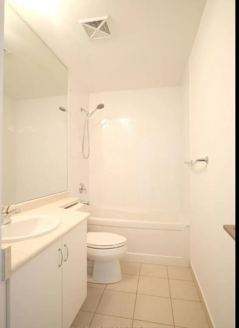 Luxury Downtown Condo With Cn Tower Views, Pool Access, Gym,Free Parking Upon Request At Booking, Accommodates 4 Toronto