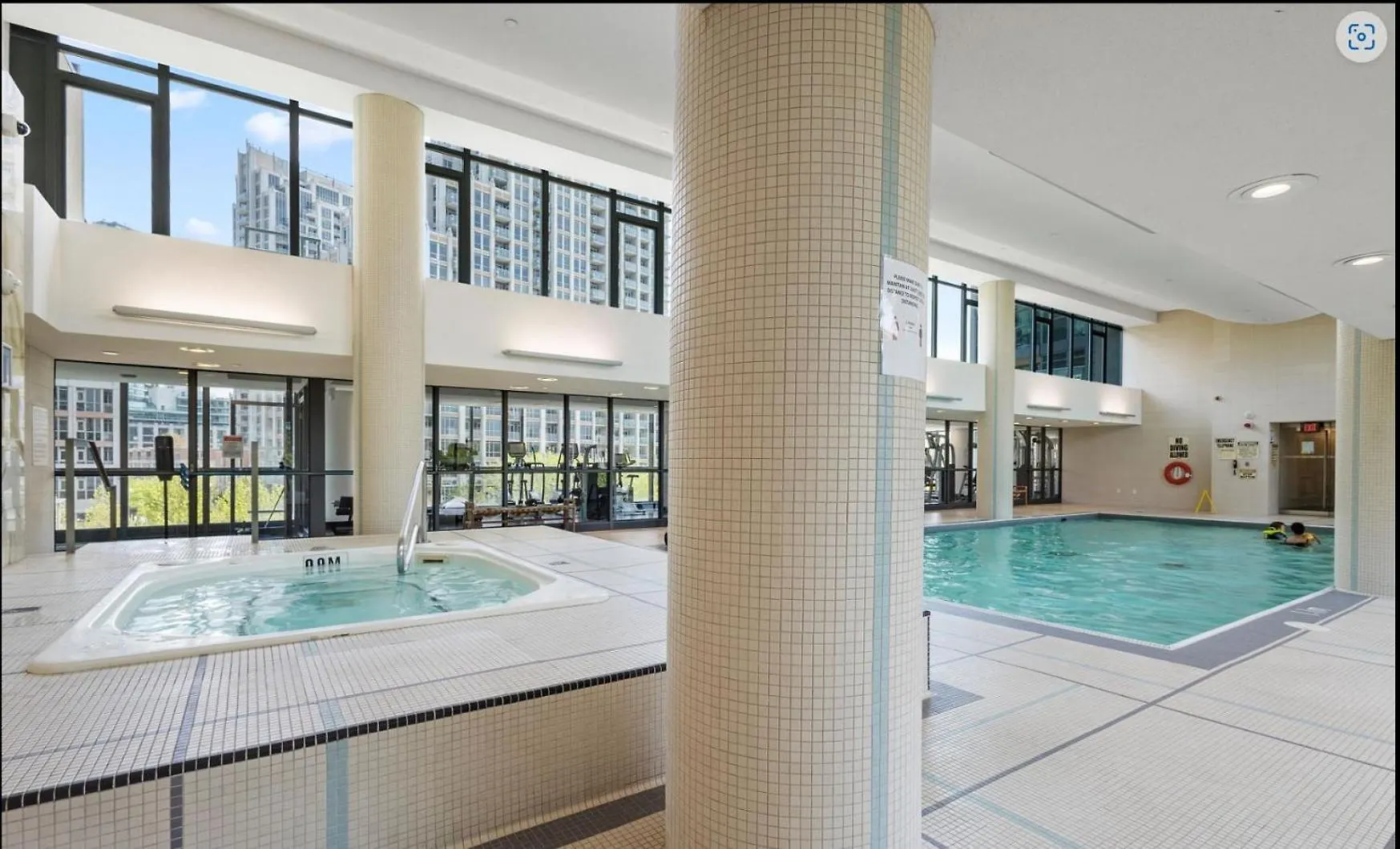 Luxury Downtown Condo With Cn Tower Views, Pool Access, Gym,Free Parking Upon Request At Booking, Accommodates 4 Toronto Apartment