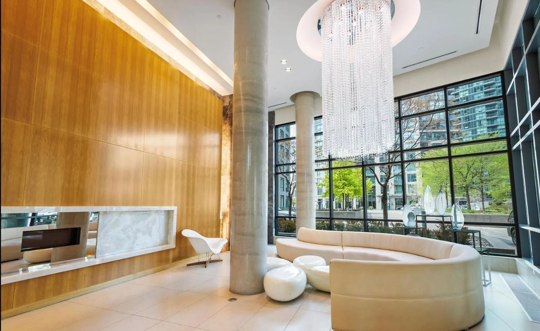 Luxury Downtown Condo With Cn Tower Views, Pool Access, Gym,Free Parking Upon Request At Booking, Accommodates 4 Toronto