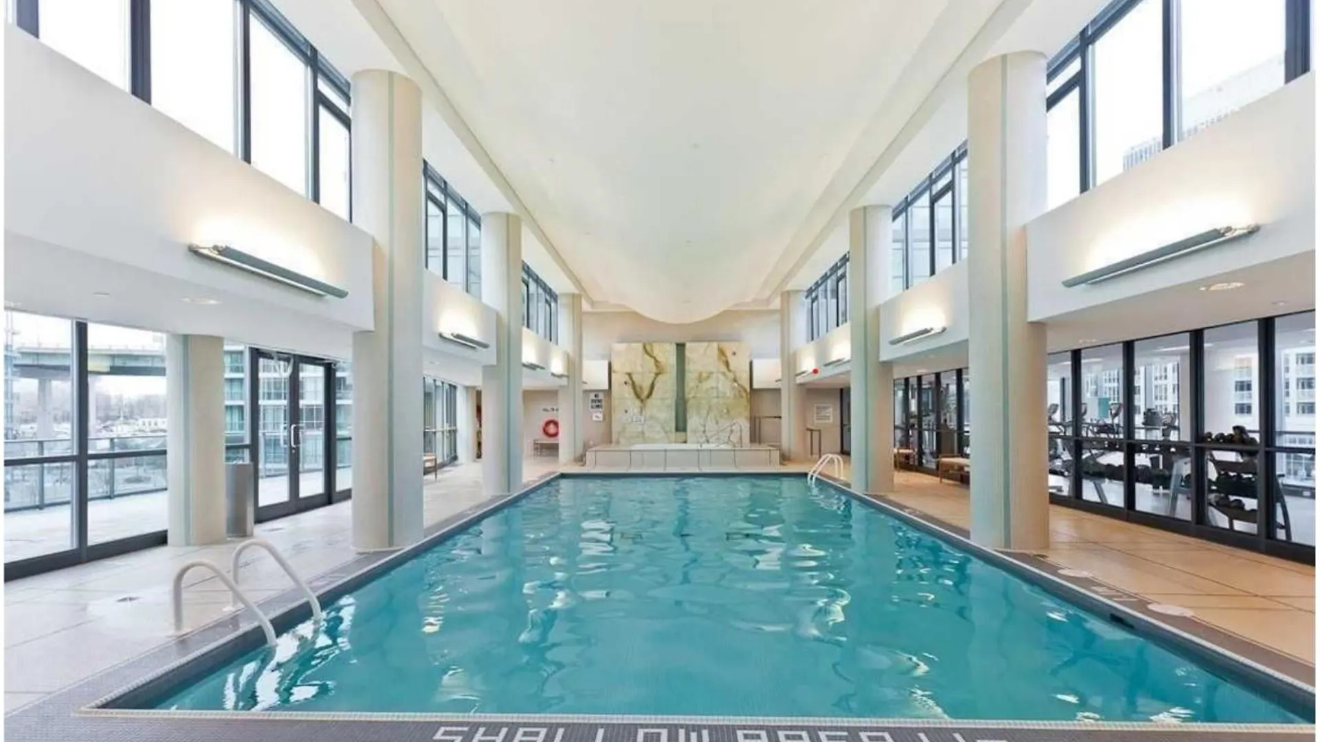 Luxury Downtown Condo With Cn Tower Views, Pool Access, Gym,Free Parking Upon Request At Booking, Accommodates 4 Toronto Canada