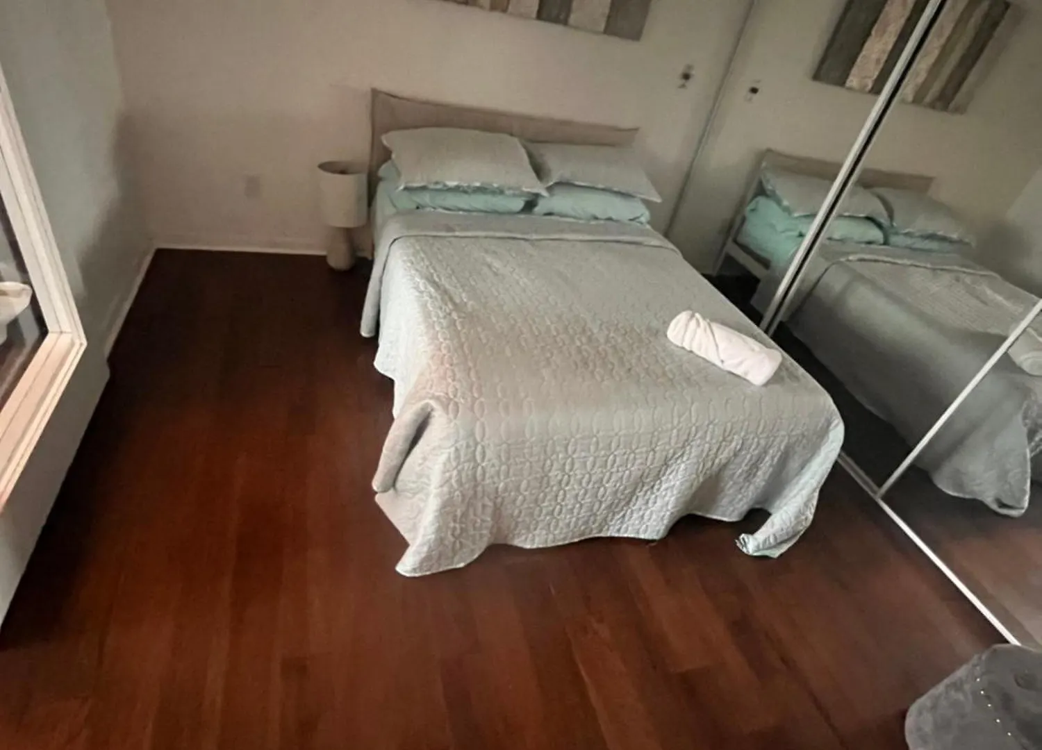 Apartment Luxury Downtown Condo With Cn Tower Views, Pool Access, Gym,Free Parking Upon Request At Booking, Accommodates 4 Toronto