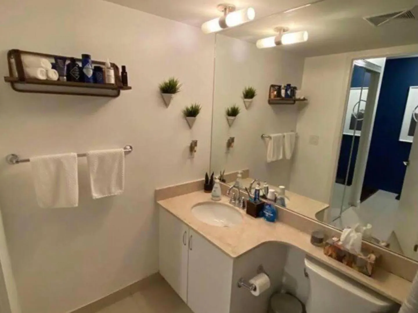 Luxury Downtown Condo With Cn Tower Views, Pool Access, Gym,Free Parking Upon Request At Booking, Accommodates 4 Toronto 0*,