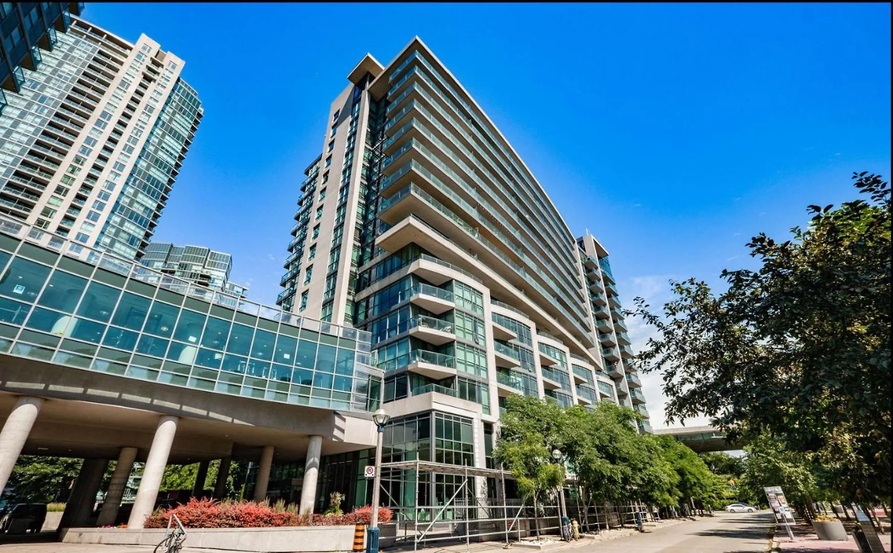 Διαμέρισμα Luxury Downtown Condo With Cn Tower Views, Pool Access, Gym,Free Parking Upon Request At Booking, Accommodates 4 Τορόντο